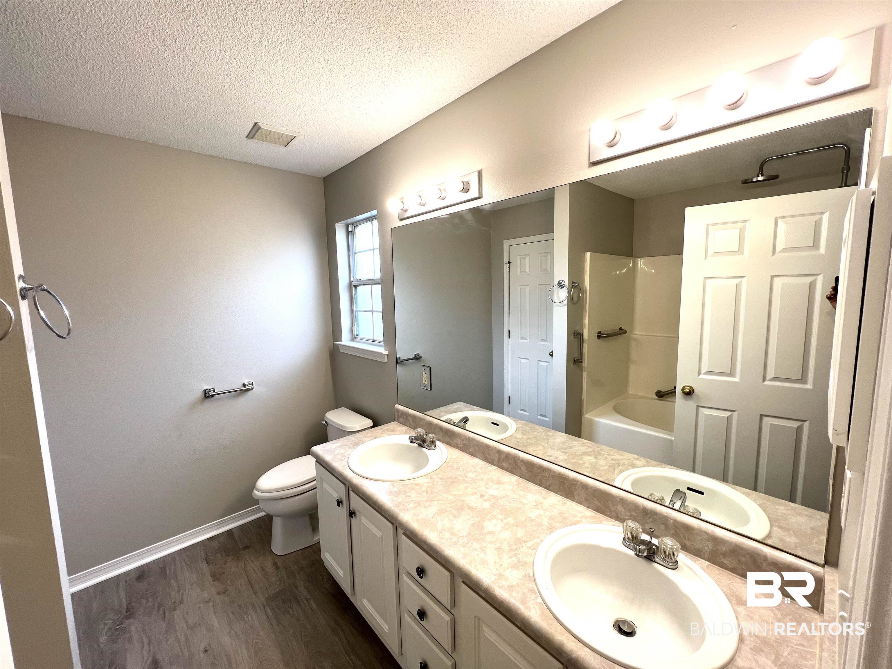 304 Woodbridge Court Foley, AL 36535 - Photo 10 of 17 Primary Bathroom