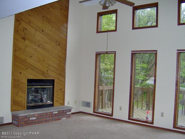 1016 Stuart Place Bushkill, PA 18324 - Photo 2 of 4 Living Room
