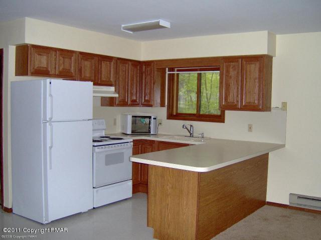 1016 Stuart Place Bushkill, PA 18324 - Photo 3 of 4 kitchen