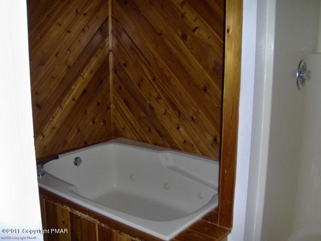 1016 Stuart Place Bushkill, PA 18324 - Photo 4 of 4 Master Bath Jacuzzi