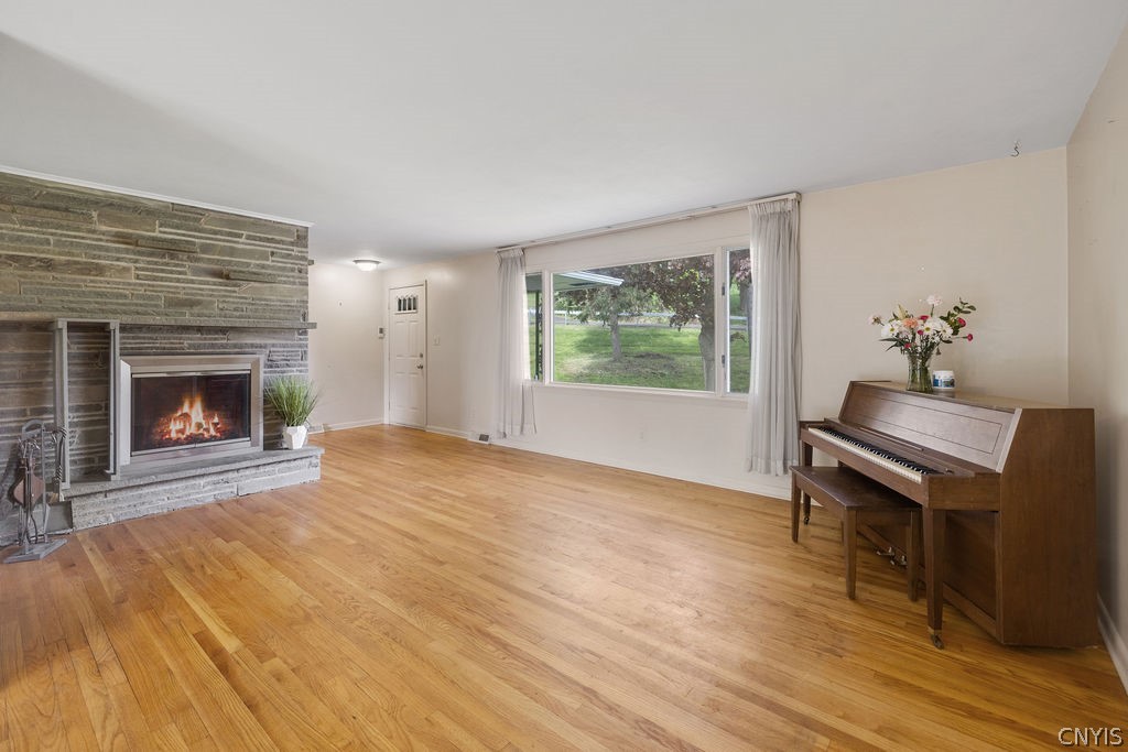 4156 Griffin Road Onondaga, NY 13215 - Photo 5 of 19 Oak hardwoods through living area