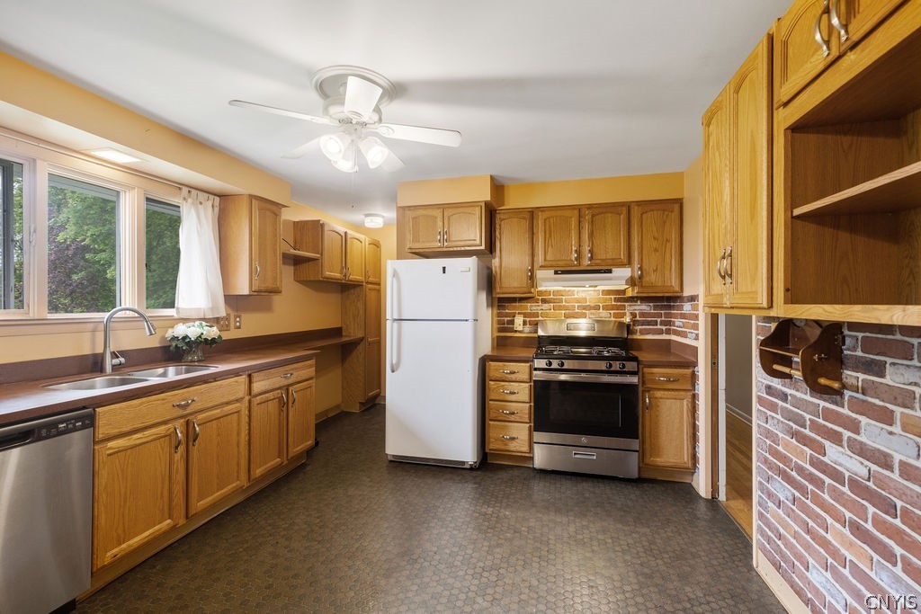 4156 Griffin Road Onondaga, NY 13215 - Photo 6 of 19 Eat-in kitchen w/ oak cabinets