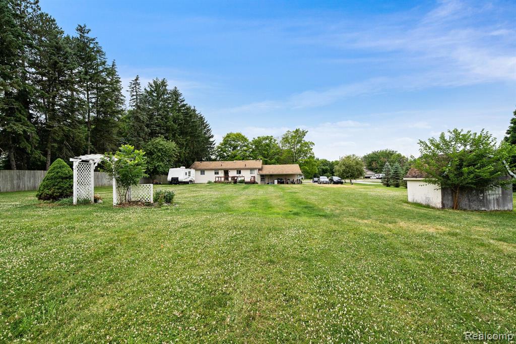 7249 Gale Road Grand Blanc, MI 48439 - Photo 10 of 34