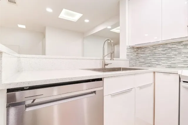 $1,800 | 2829 Timmons Lane, Unit 167, Houston, TX 77027