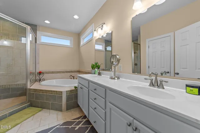 a view of empty room with ceiling fan