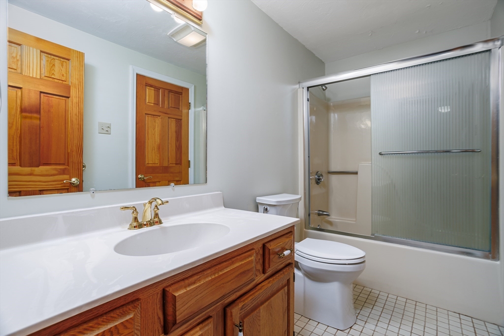 212 Ridgefield Circle, Unit 212B Clinton, MA 01510 - Photo 33 of 42