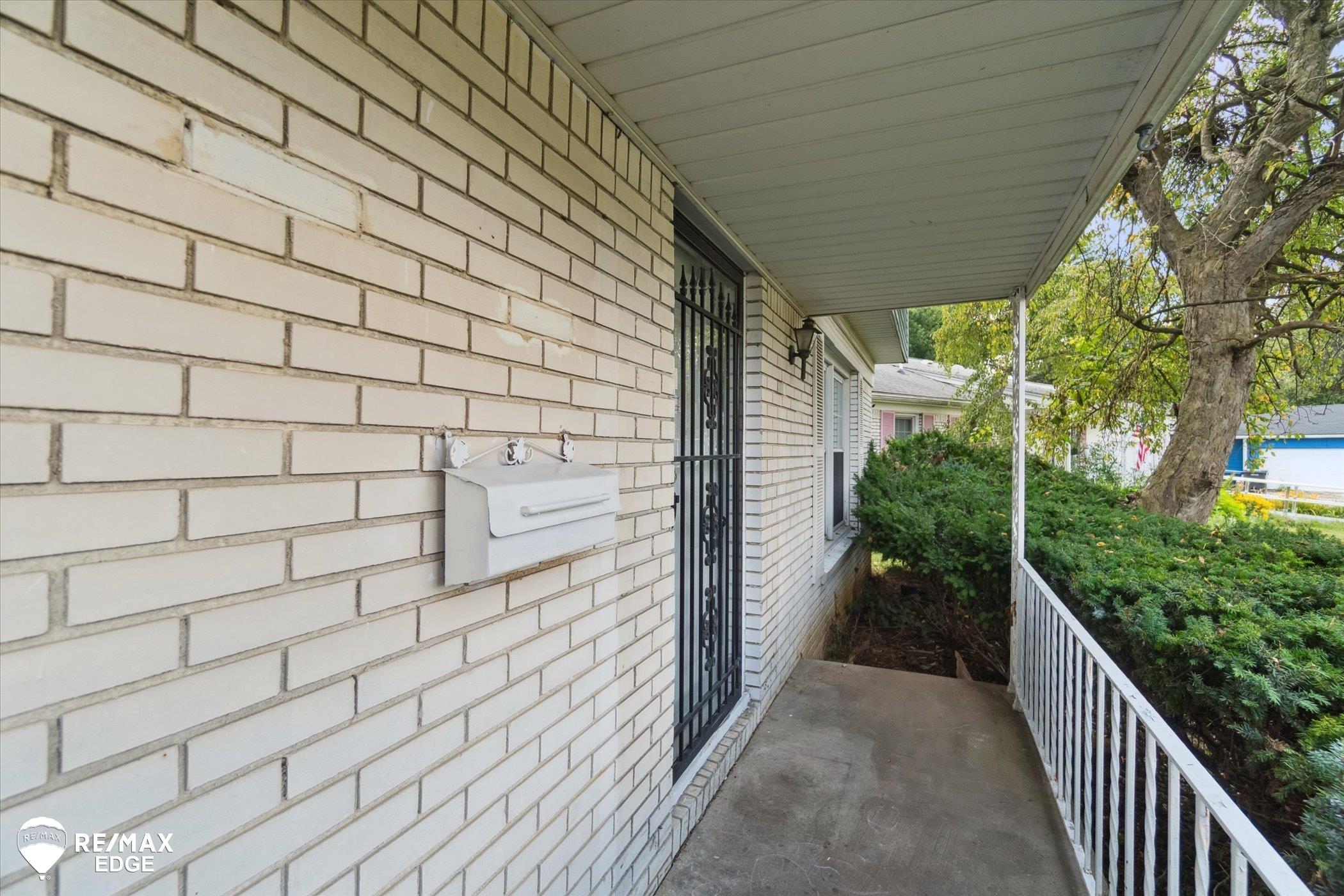 1825 Springfield Street Flint, MI 48503 - Photo 5 of 54 50185018-4ad3fe10-988f-4fd5-84a4-20e9173864b5.JPG