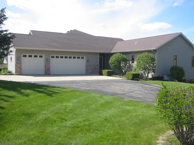 $1,095,000 | N4723 Ridgeview Drive, Portage, WI 53901