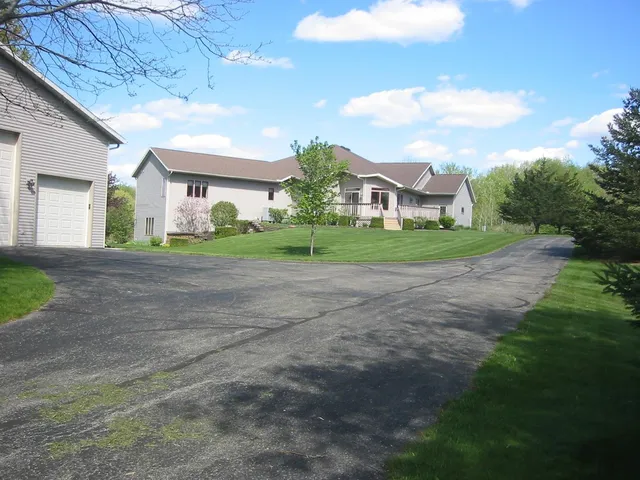 $1,095,000 | N4723 Ridgeview Drive, Portage, WI 53901