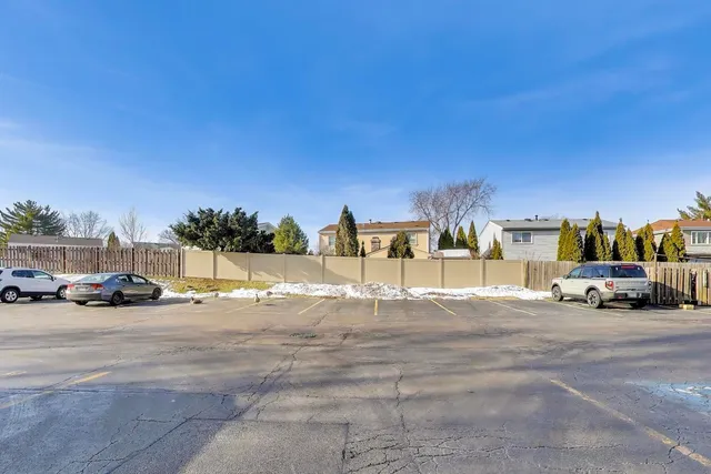 $209,900 | 682 Daisy Lane, Unit 213, Roselle, IL 60172