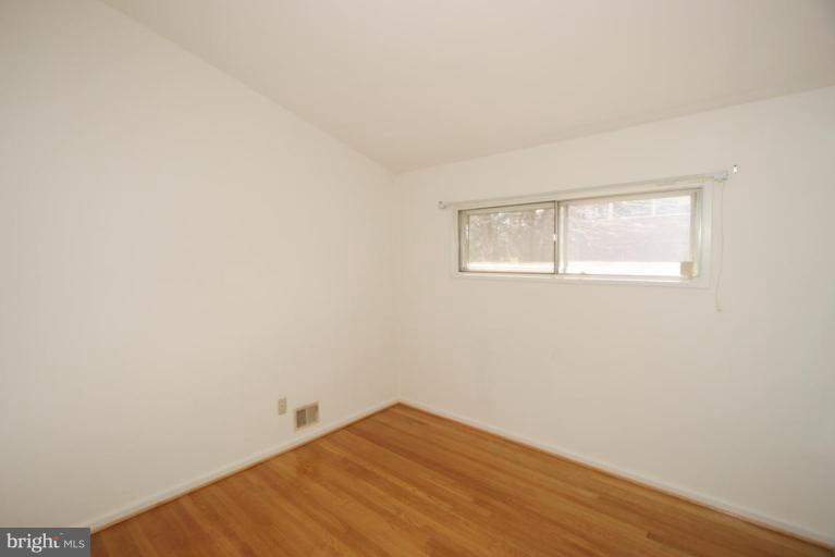 6813 Old Chesterbrook Road McLean, VA 22101 - Photo 16 of 25 Bedroom #3