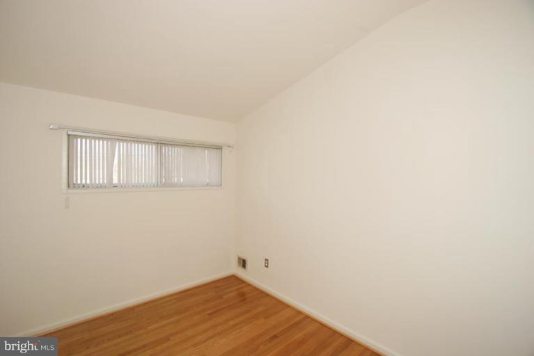 6813 Old Chesterbrook Road McLean, VA 22101 - Photo 17 of 25 Bedroom #4