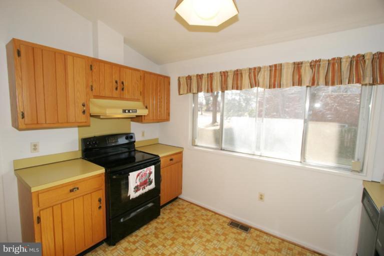 6813 Old Chesterbrook Road McLean, VA 22101 - Photo 21 of 25 Kitchen