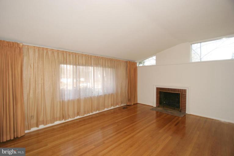 6813 Old Chesterbrook Road McLean, VA 22101 - Photo 22 of 25 Living Room