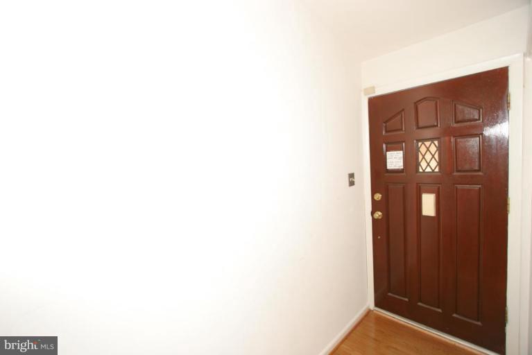 6813 Old Chesterbrook Road McLean, VA 22101 - Photo 6 of 25 Entrance / Foyer