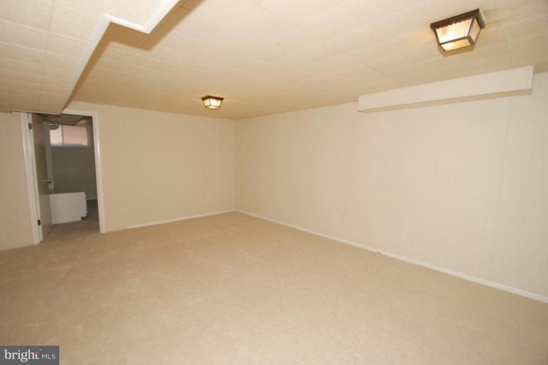 6813 Old Chesterbrook Road McLean, VA 22101 - Photo 7 of 25 Family Room #2