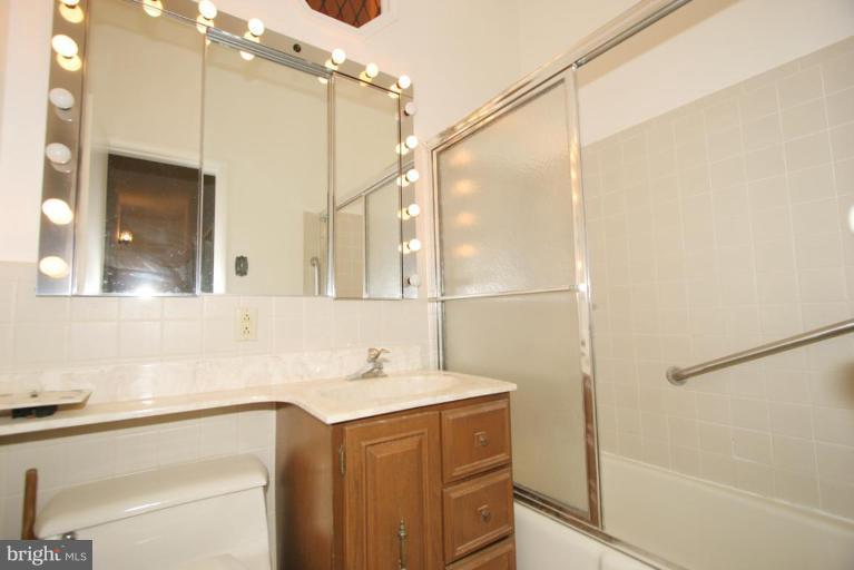 6813 Old Chesterbrook Road McLean, VA 22101 - Photo 8 of 25 Bath #1