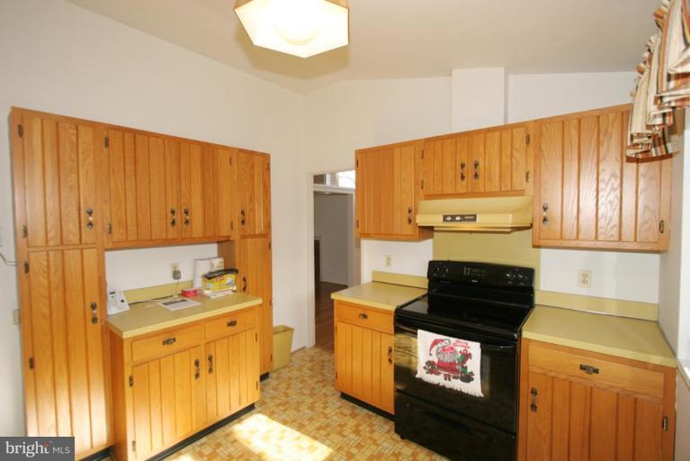 6813 Old Chesterbrook Road McLean, VA 22101 - Photo 10 of 25 Kitchen #3