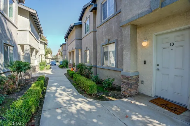 a view of a pathway along the path of a house