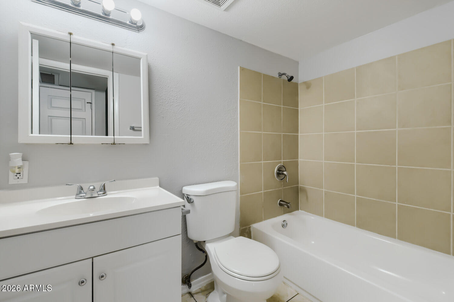4648 East Alta Vista Road Phoenix, AZ 85042 - Photo 21 of 29 4648 E Alta Vista Rd - Web Quality - 021