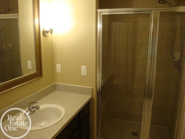 45640 Rathmore Drive Macomb, MI 48044 - Photo 19 of 27 50110269-18.JPG