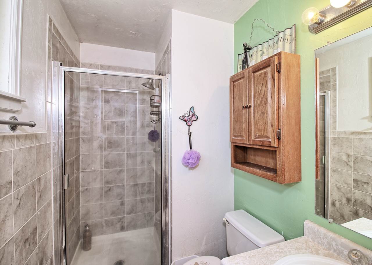 1066-19 19 1/2 Road Fruita, CO 81521 - Photo 20 of 42 a bathroom with a shower curtain a sink and a mirror