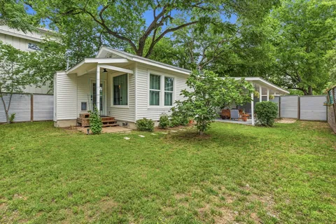 a view of a house with backyard