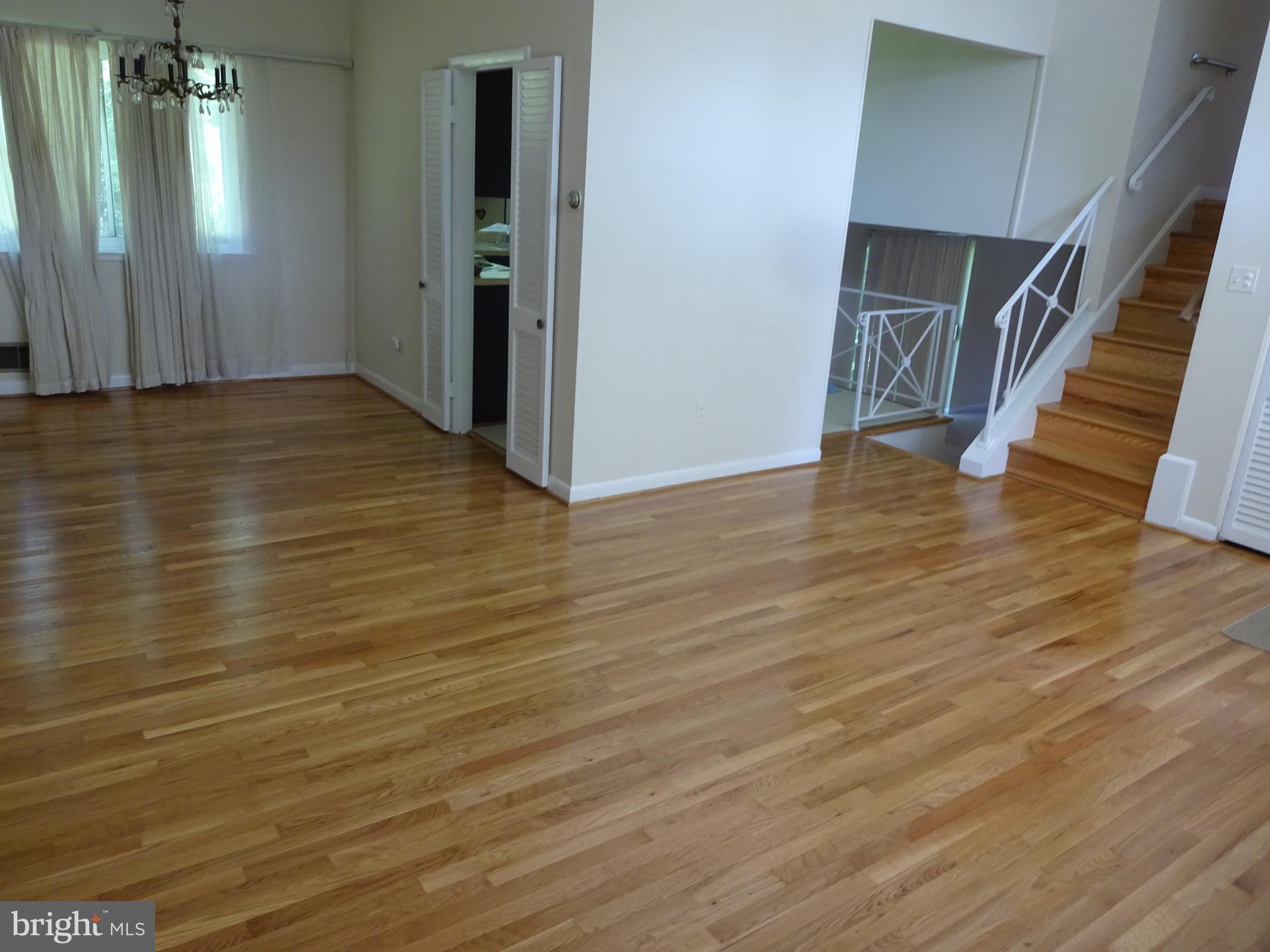 1023 Loxford Terrace Silver Spring, MD 20901 - Photo 4 of 19 Living Room