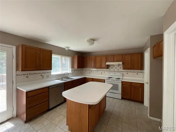 $2,900 | 636 Canary Estates Drive, Ballwin, MO 63021