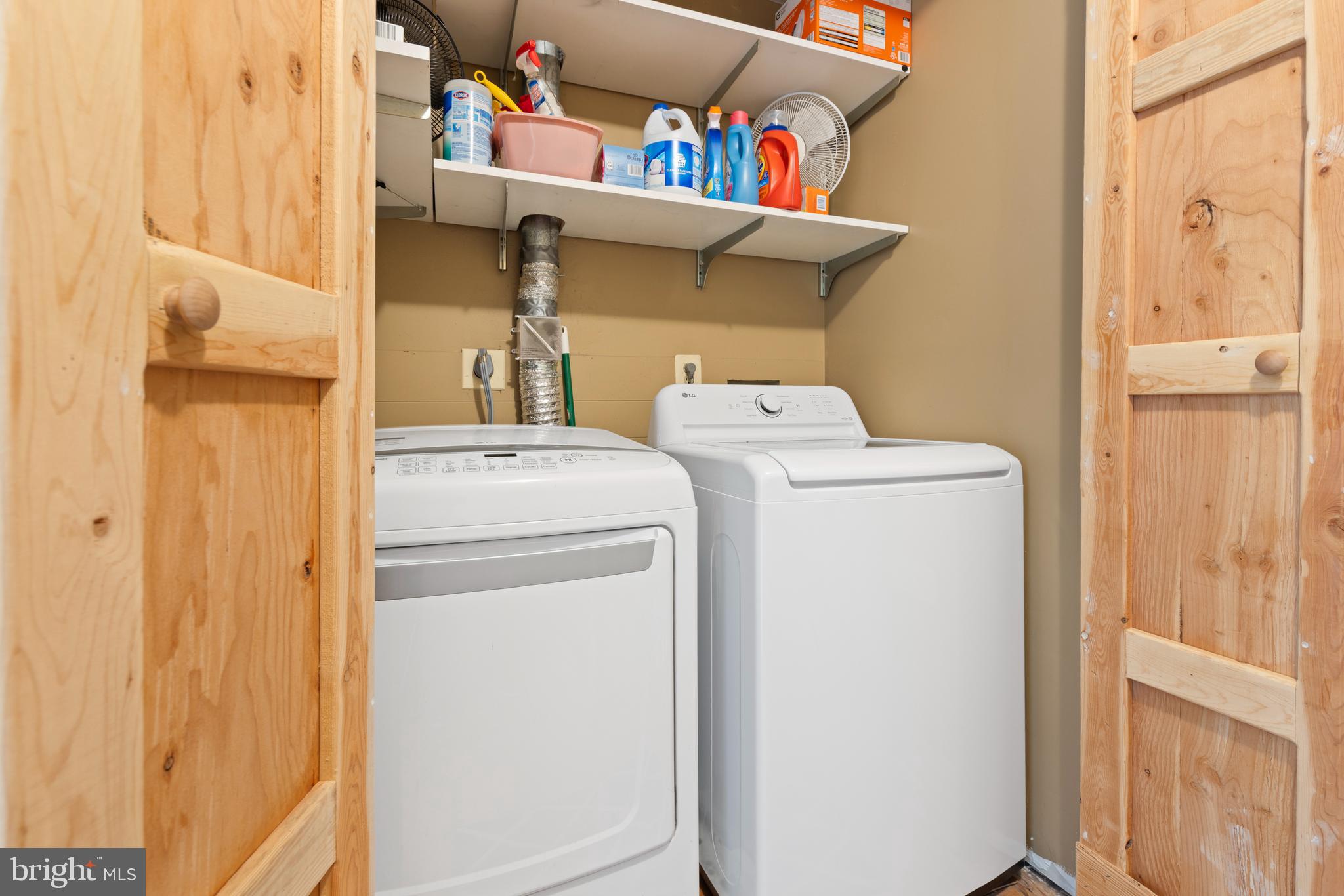 3916 Hunt Harbor Road Baltimore, MD 21220 - Photo 18 of 30 a utility room with dryer and washer