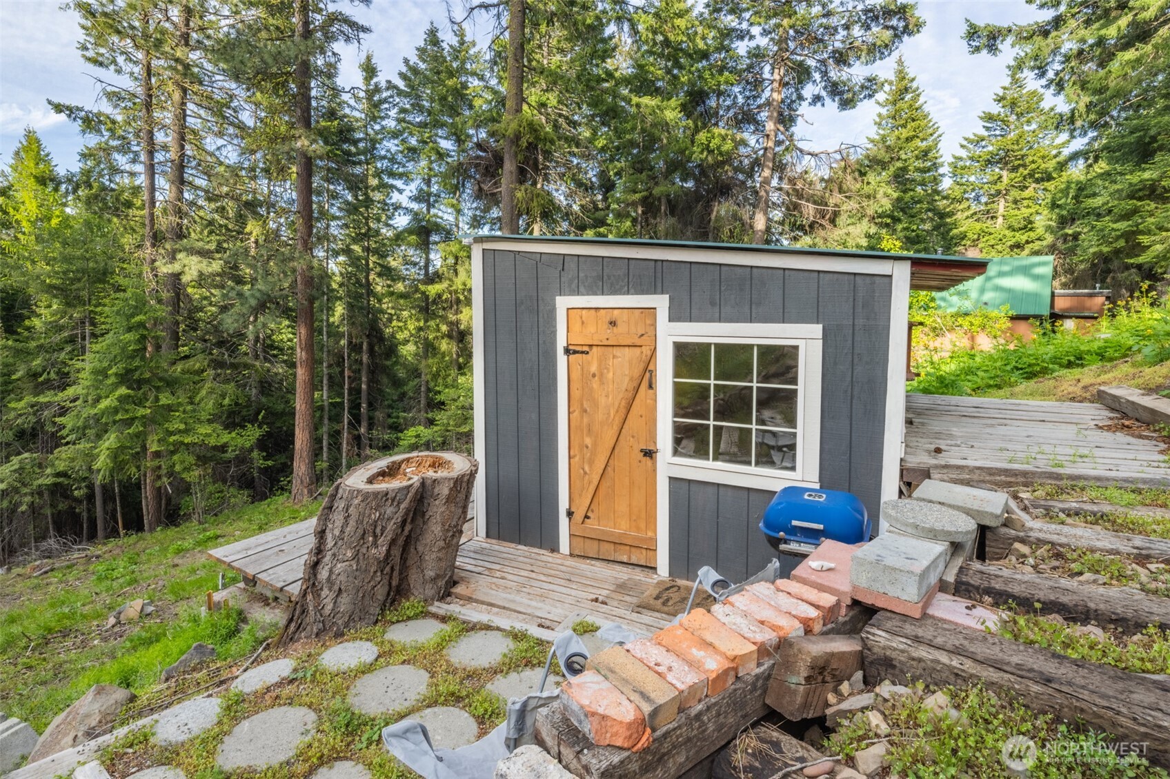 451 Aspen Springs Road Cle Elum, WA 98922 - Photo 16 of 31 a view of backyard with outdoor seating and green space