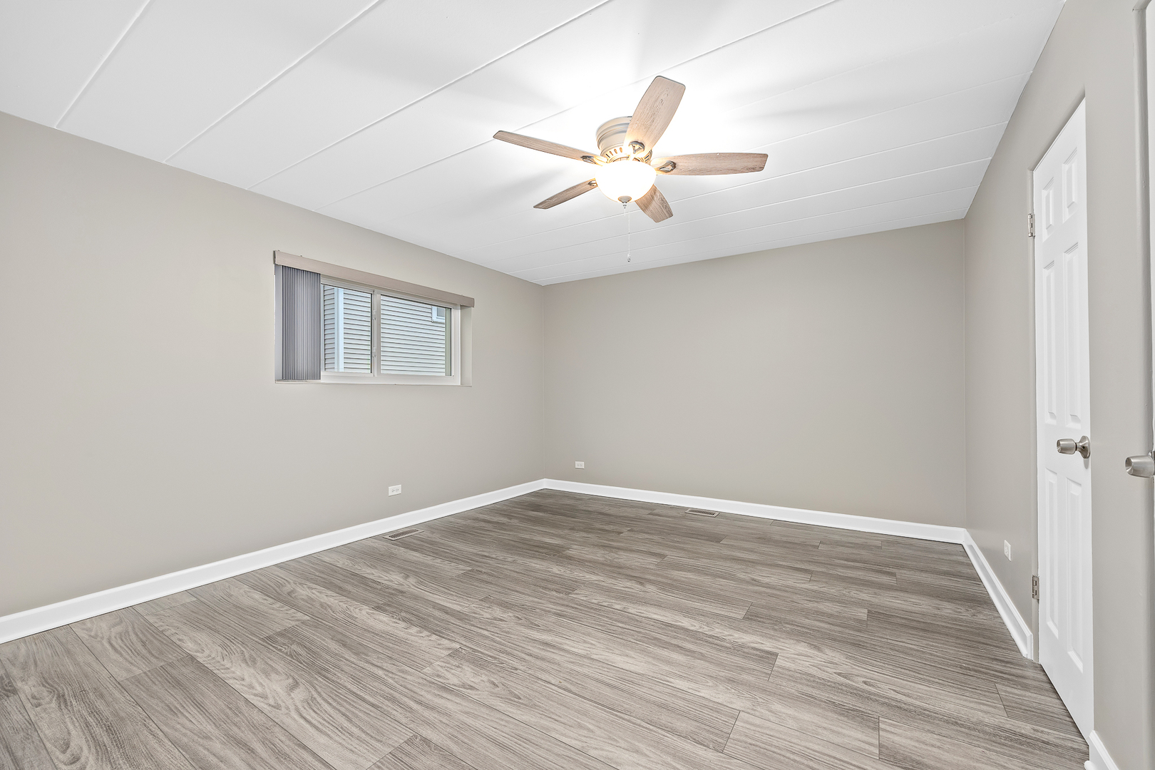 332 Maple Avenue, Unit 1 Downers Grove, IL 60515 - Photo 15 of 29 a view of an empty room with wooden floor and a ceiling fan