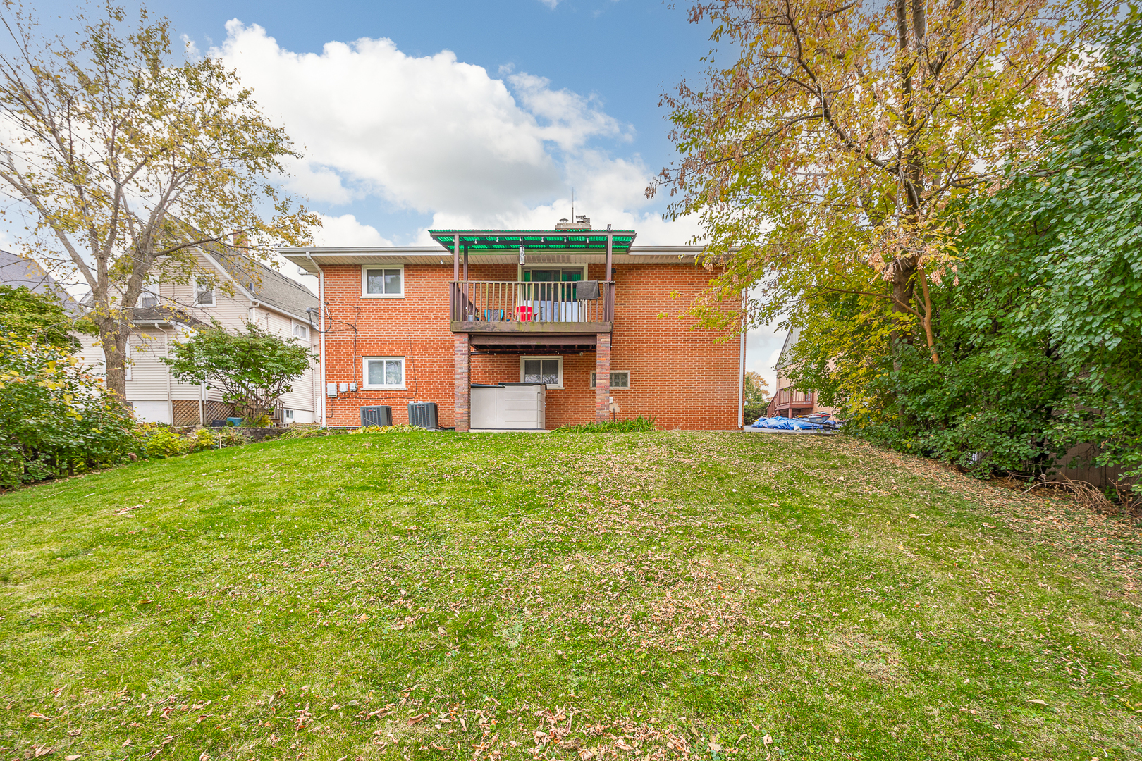 332 Maple Avenue, Unit 1 Downers Grove, IL 60515 - Photo 24 of 29 a backyard of a house with lots of green space