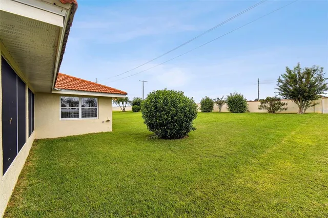 a view of a house with backyard