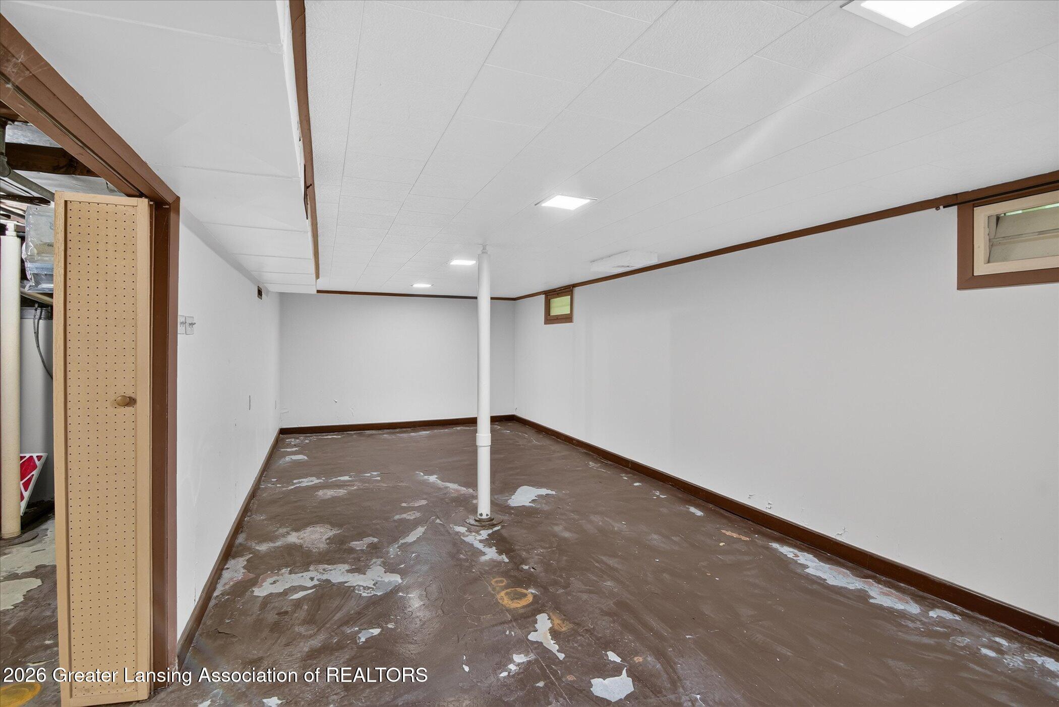 709 Rock Street Jackson, MI 49202 - Photo 37 of 53 38-709-Rock-St-WindowStill