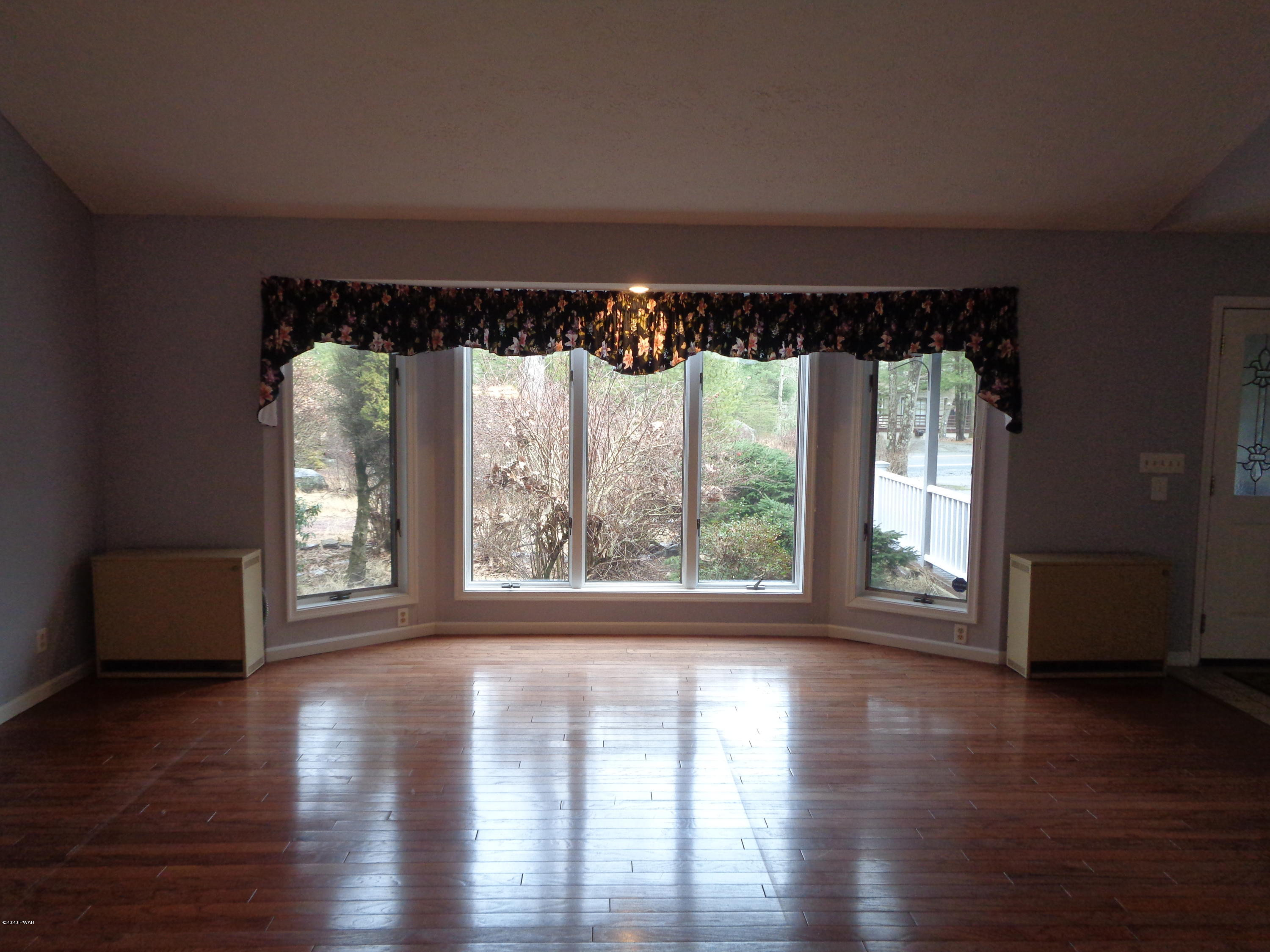 324 Maple Ridge Drive Hawley, PA 18428 - Photo 9 of 30 Living Room