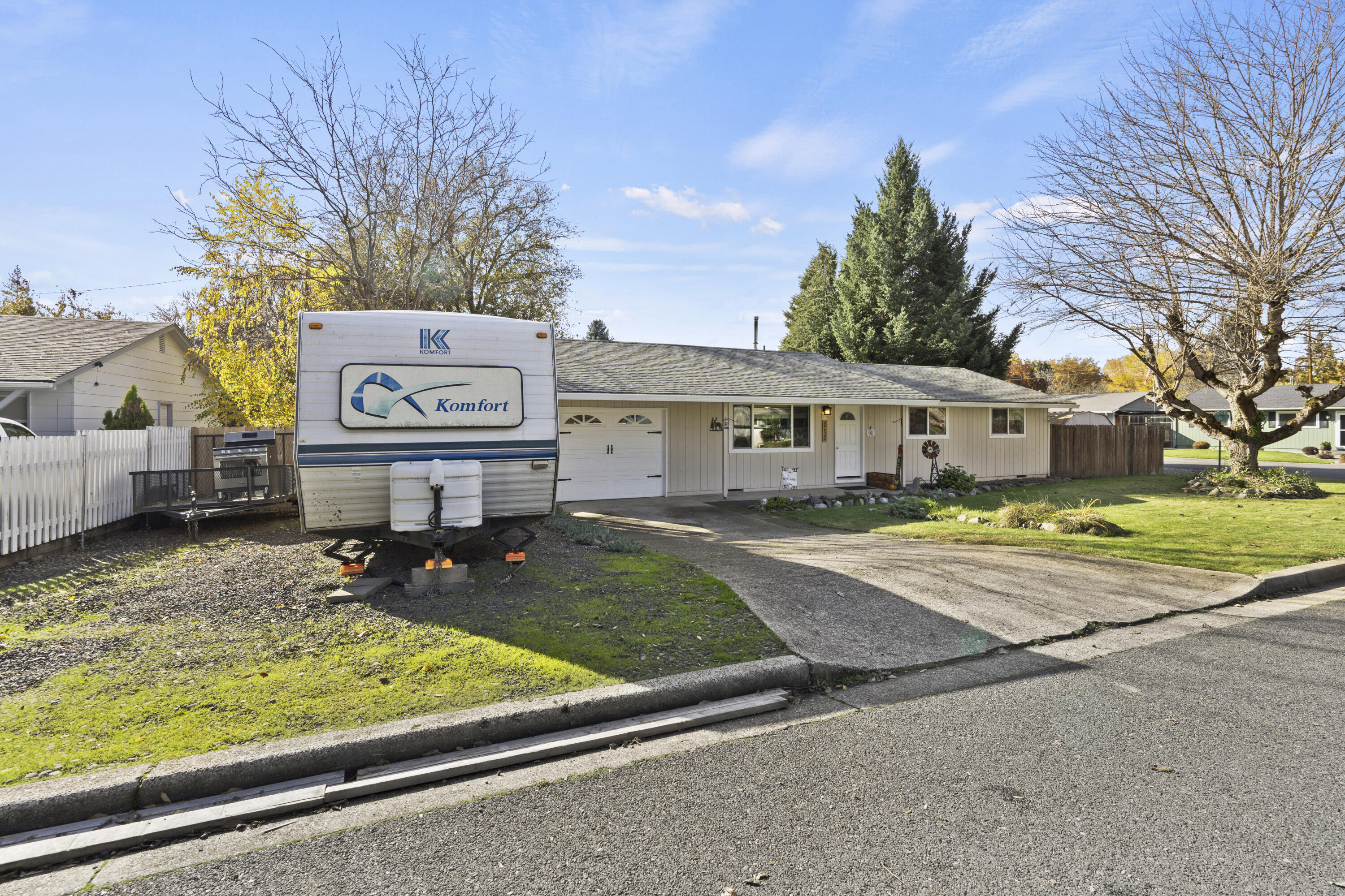 212 Rodale Drive Eagle Point, OR 97524 - Photo 2 of 23 TONS of parking!