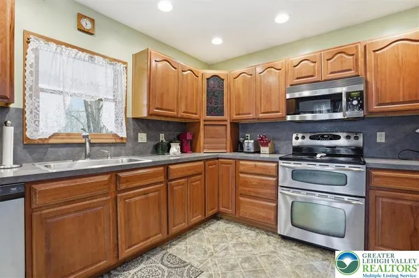 $408,000 | 488 Sportsman Club Road, Nazareth, PA 18064