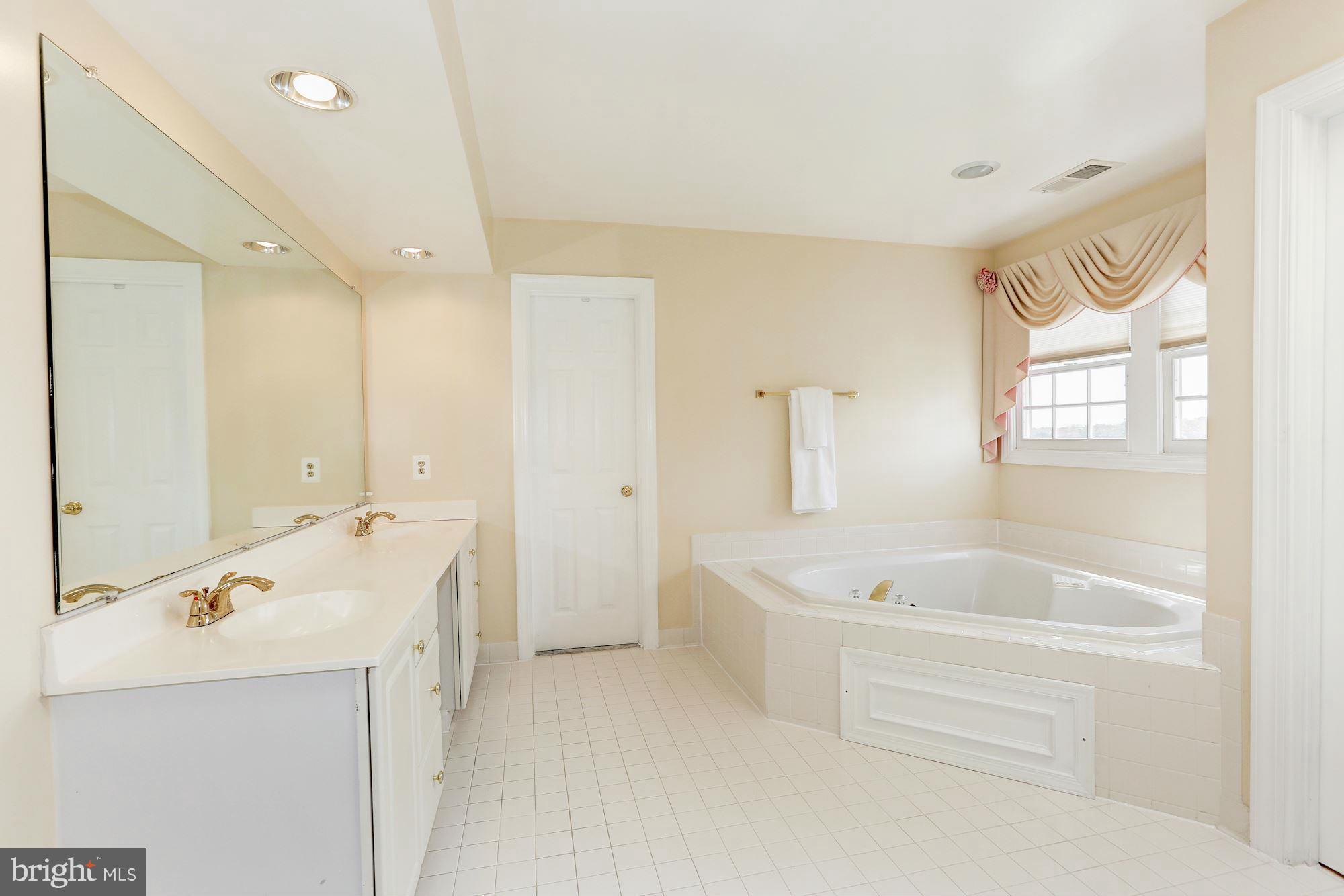 13524 Potomac Riding Lane Potomac, MD 20850 - Photo 18 of 30 Bath (Master)