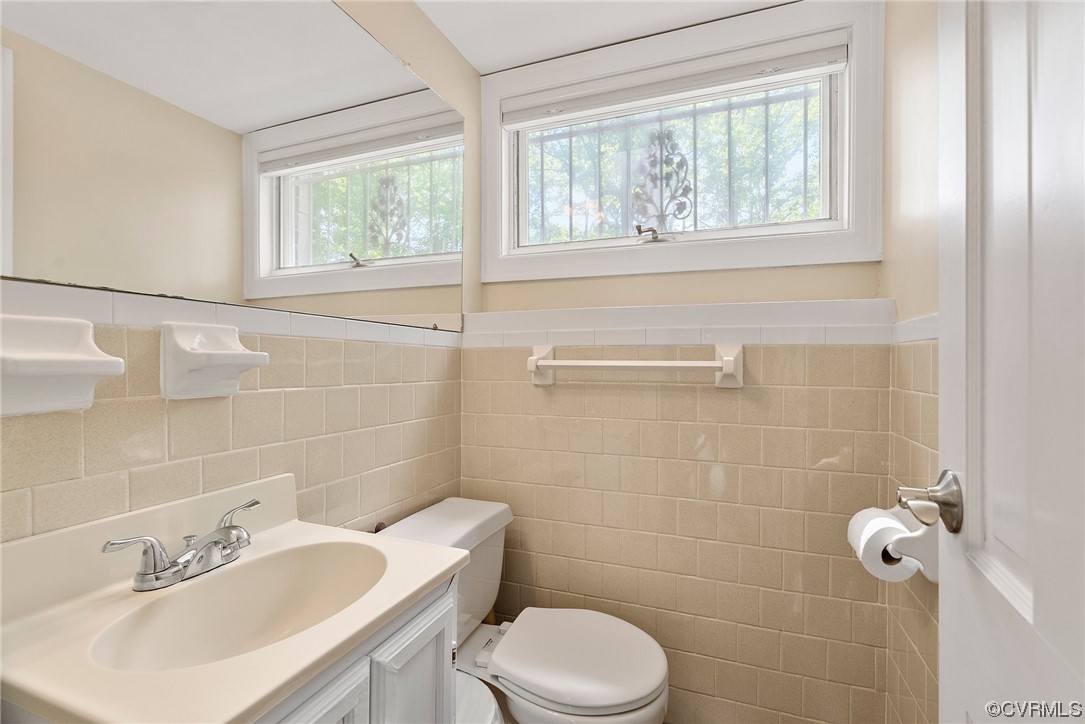 5038 Grassmere Road Richmond, VA 23234 - Photo 14 of 50 a bathroom with a sink a toilet and a mirror