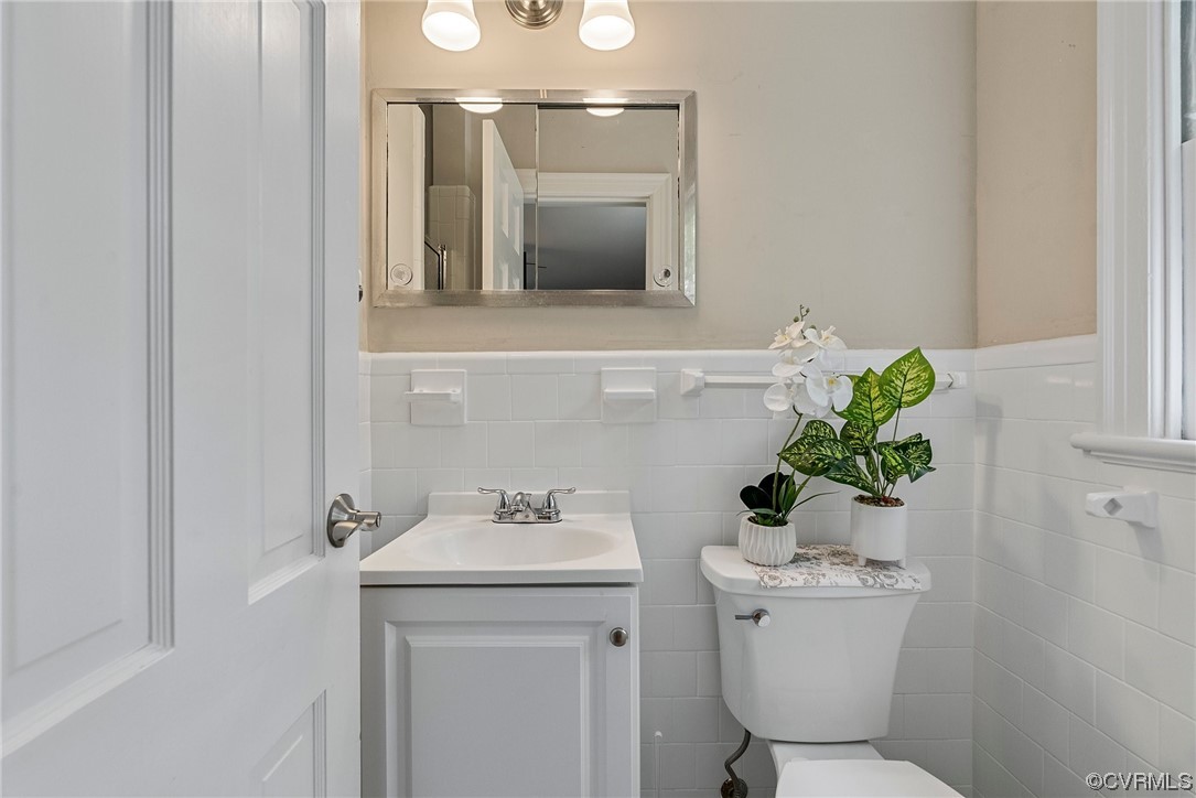 5038 Grassmere Road Richmond, VA 23234 - Photo 37 of 50 a bathroom with a toilet sink and mirror