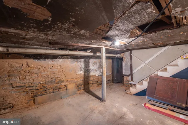 a view of a room with an entryway