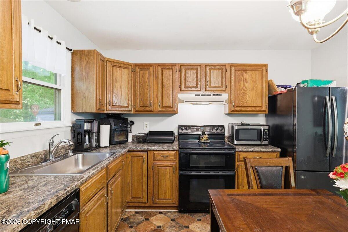 713 Lily Road East Stroudsburg, PA 18302 - Photo 11 of 44 Kitchen