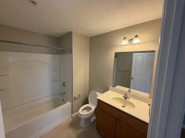 $2,300 | 670 Bedford Street, Unit 309, Whitman, MA 02382