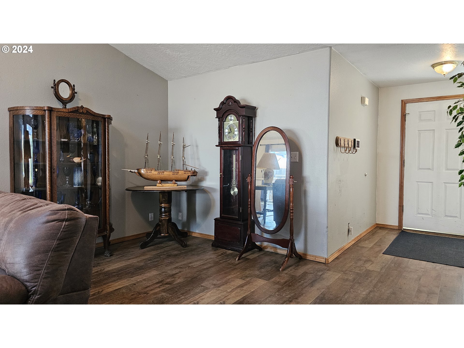 4072 Forsythia Street Springfield, OR 97478 - Photo 18 of 23 a living room with furniture