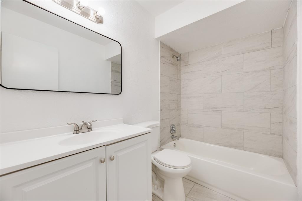 4512 Larner Street The Colony, TX 75056 - Photo 21 of 29 a bathroom with a sink a toilet and bathtub