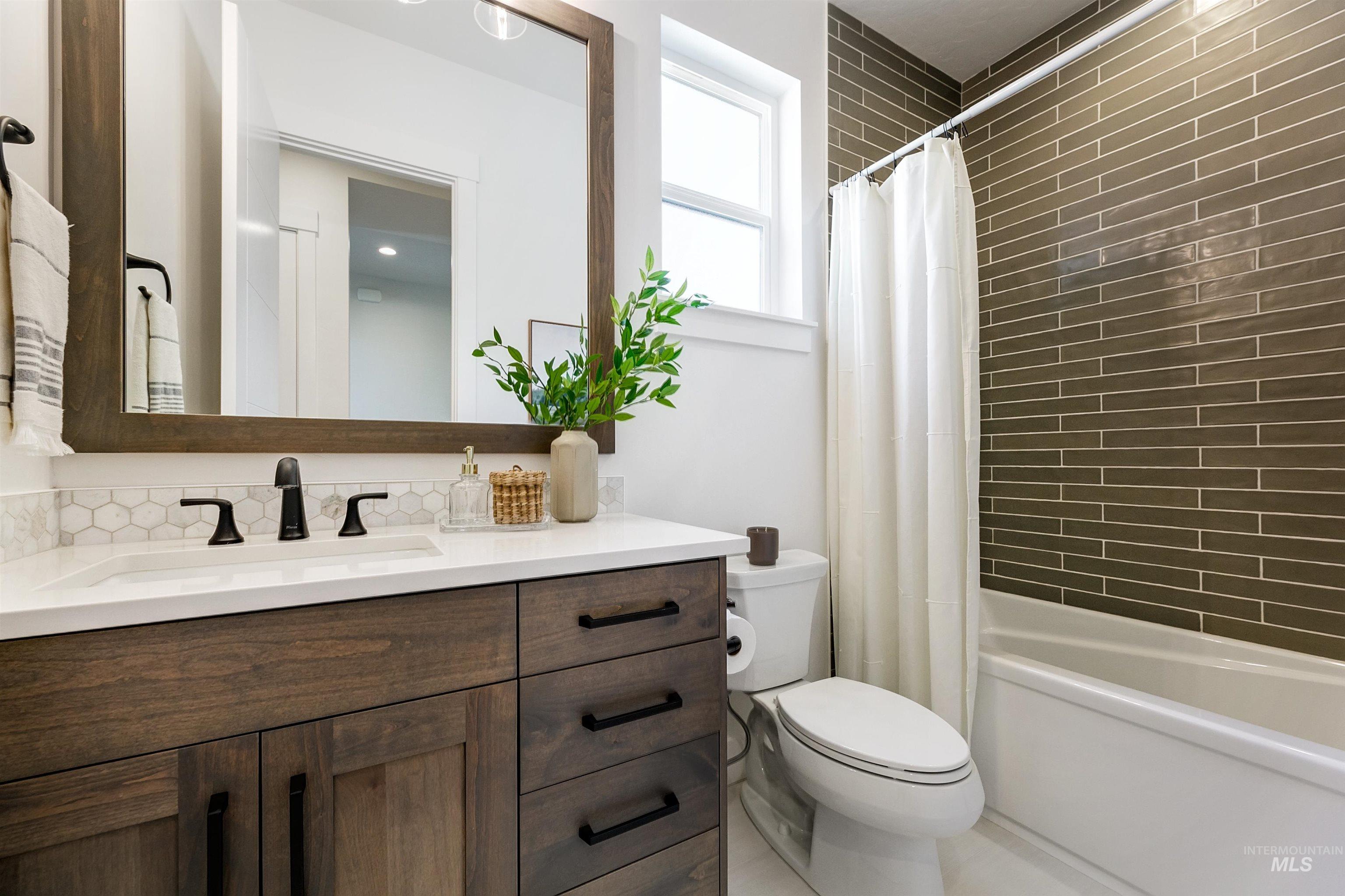 11468 South Saylis Place Kuna, ID 83634 - Photo 28 of 38 Full bathroom with vanity and shower / bath combo