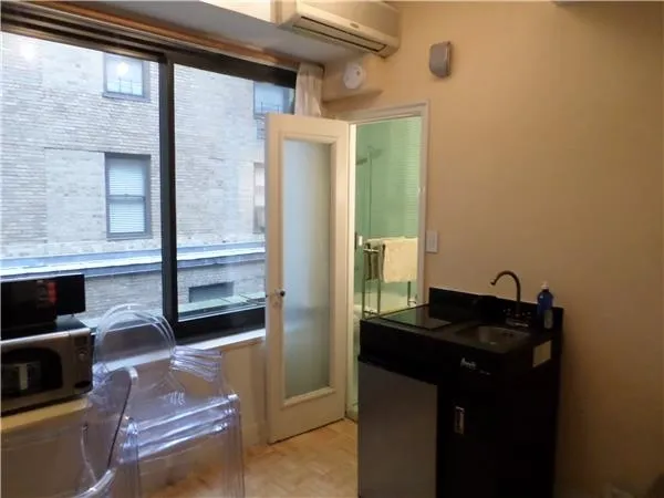 $429,000 | 150 West 51st Street, Unit 1927A | Theater District