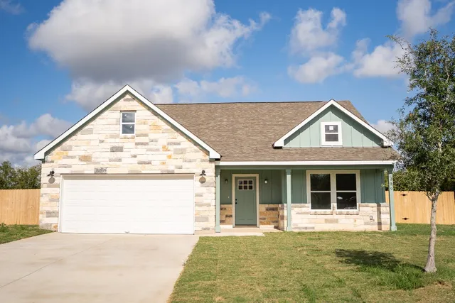 $369,500 | 329 String Prairie Way, Smithville, TX 78957