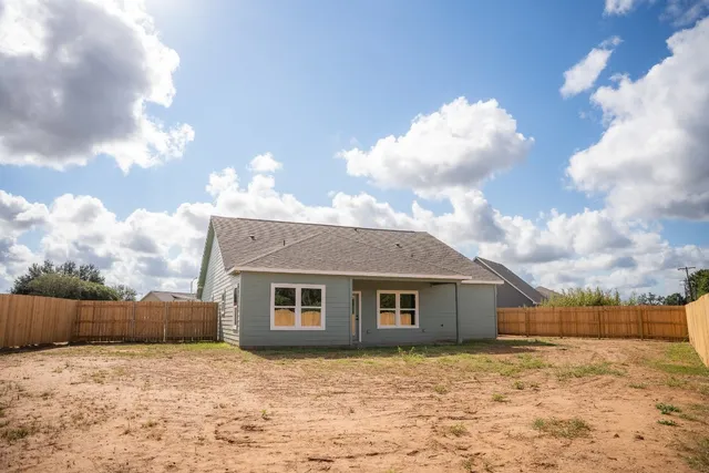 $369,500 | 329 String Prairie Way, Smithville, TX 78957